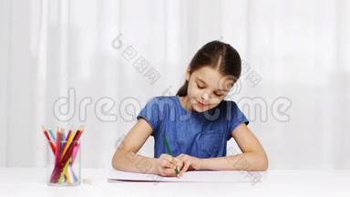 快乐的女孩在家用彩色铅笔画画